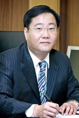 사람, 남자, 실내, 정장이(가) 표시된 사진

자동 생성된 설명