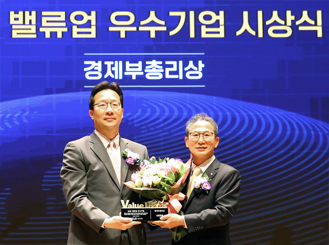 KB금융, ‘밸류업 우수기업 경제부총리상’ 수상… 기업가치 제고 노력 인정받아