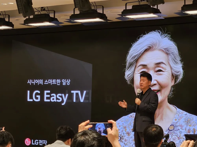 [현장] LG전자, 부모님 케어를 TV로…시니어 전용 ‘LG 이지 TV’ 공개