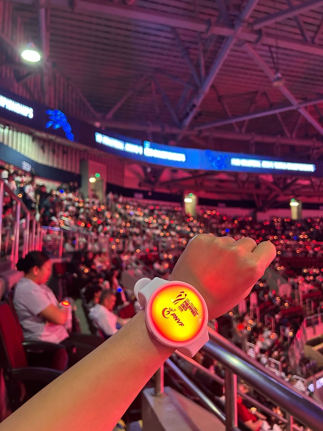 하이브 응원봉 기술 또 한 번 글로벌 스포츠 무대에…응원불빛으로 배구 코트 물들였다