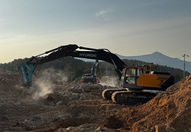 포스코이앤씨, 국내 최초 \ 원격제어 굴착기\  현장 실증 성공...스마트건설 전환 속도↑