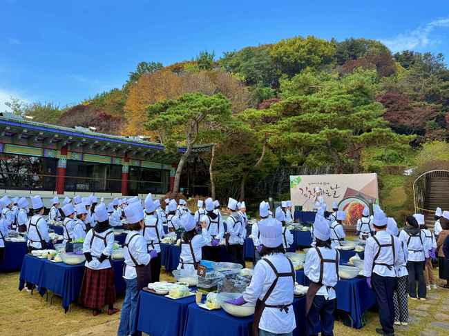 우리은행, VIP 고객과 ‘김장하는 날’…전통문화 체험행사 열어