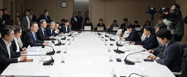 아듀~ 더밸류뉴스 선정 ‘2025 자본시장 8대 뉴스’