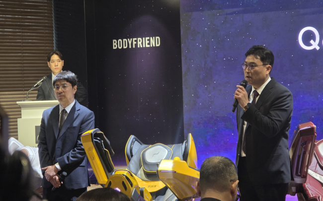 [현장]  바디프랜드 \ 영화 속 로봇\  닮은 \ AI 헬스케어 로봇 733\  공개... “안마의자 넘어 피지컬 AI로\