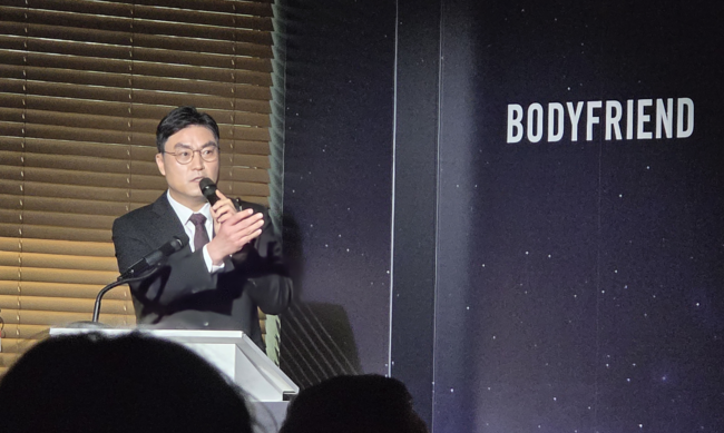 [현장]  바디프랜드 \ 영화 속 로봇\  닮은 \ AI 헬스케어 로봇 733\  공개... “안마의자 넘어 피지컬 AI로\