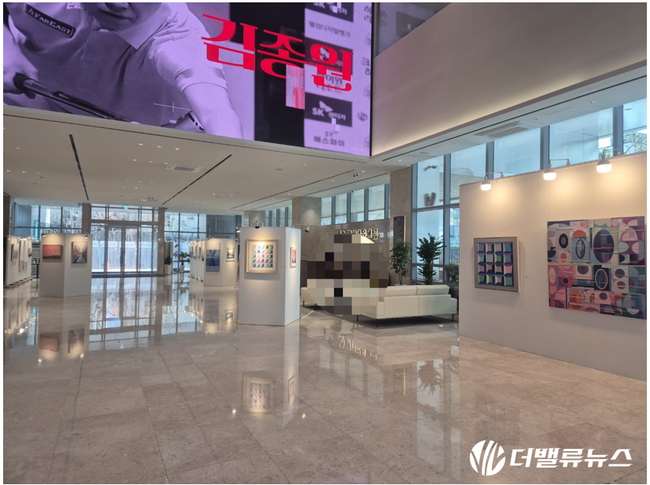 [현장] 웰컴저축은행, 사옥 로비에 펼쳐진 \ 섬유예술\ …바쁜 일상 속 \ 찰나의 여유\  제공