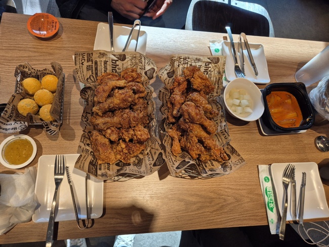 [현장] 쏘(So)맛 ‘쏘이갈릭킹’… bhc 서초교대점 꽉 채운 호프데이 습격기