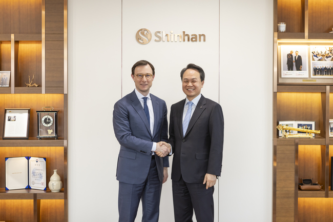 신한금융, \ 안동 산불 복원 및 \ 비자(Visa)와 글로벌 협력\ …ESG경영·미래금융 \ 투 트랙\ 