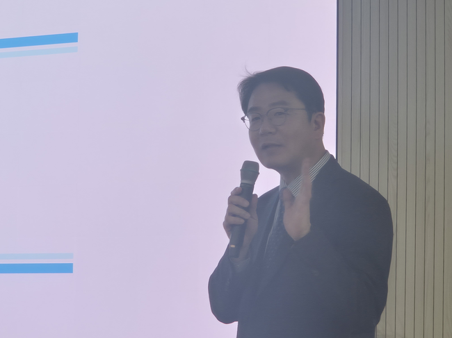 [현장] 우리금융지주, \ 지금은 사야 할 때?’…미국·코스피·IRP 해법 제시