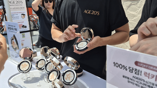 [현장] 홍대에 뜬 \ 라떼 아트\  커피차... 올리브영 입점 기념 \ AGE20’S CAFÉ\  무빙 팝업