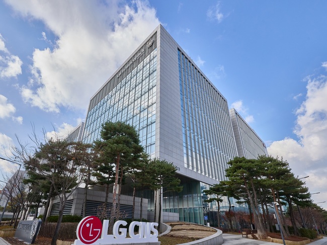[전자·IT 레이더] 삼성·LG CNS, 사내 업무에 챗GPT·클로드 쓴다…전사적 AI 체제 구축