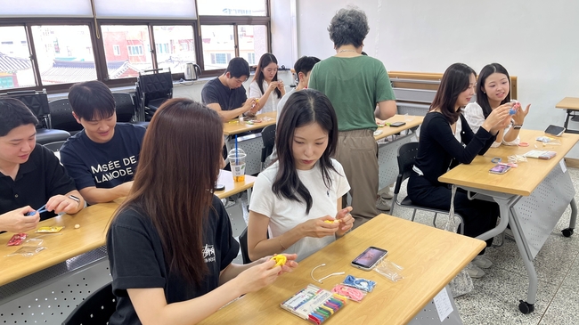 [항공 레이더] 티웨이항공·에어부산, 청소년 교육부터 업사이클링까지 \ 나눔 행보\ 
