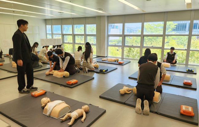 [항공 레이더] 티웨이항공·에어부산, 승객 혜택·교육 기부로 사회적 가치 실천