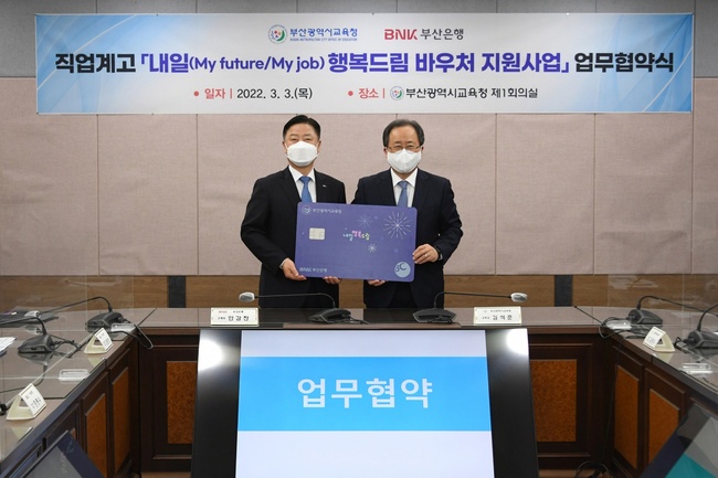 텍스트, 실내, 사무실, 난로이(가) 표시된 사진

자동 생성된 설명
