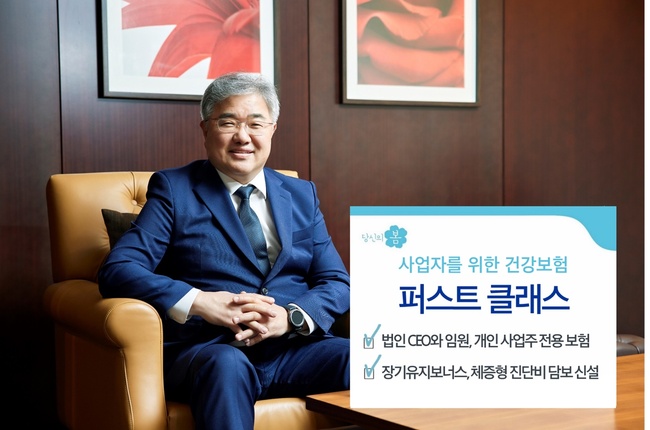 텍스트, 앉아있는, 사람, 노트북이(가) 표시된 사진

자동 생성된 설명