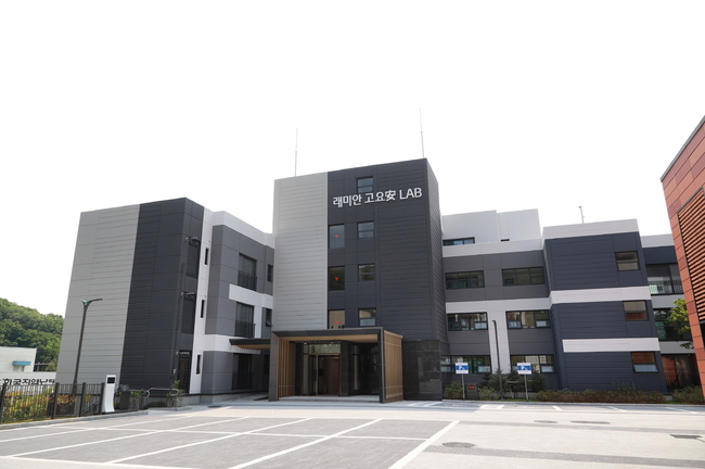 건물, 하늘, 실외, 도로이(가) 표시된 사진

자동 생성된 설명