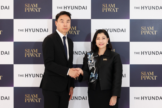 현대백화점, 외국인 관광객 유입에 \ 활짝\ , 면세점은 \ 울상\ ...매출 1조 달성 성과