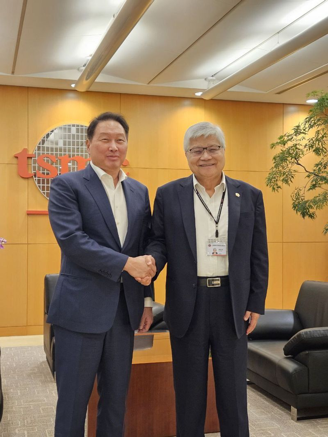 최태원 회장, 대만 TSMC와 “AI 반도체 협업 강화할 것”