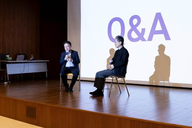 [대한민국 재계지도 포럼] Q&A 진행하는 이채원 라이프자산운용 의장과 이민주 편집국장