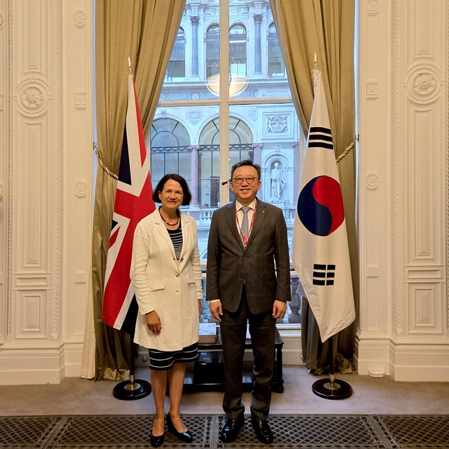 신한은행, 英정부와 민간 금융협력 논의...2030년까지 3.7조 투자