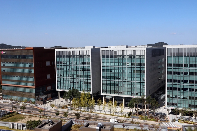 [반도체 레이더] SK·LG이노텍, 글로벌 영토 확장…AI 반도체 동맹 구축·기판 기지 다변화